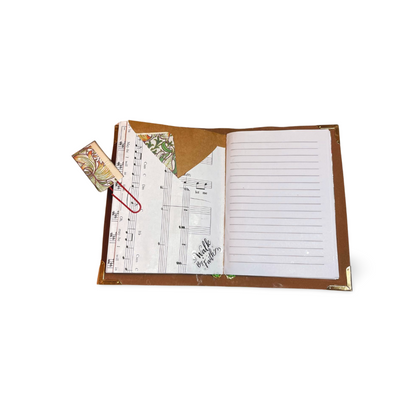 Featuring a delicate design and luxurious paper, this journal elevates your writing experience. The convenient paper clip keeps your pages tidy, making it easier forJunk JournalJunk JournalFlower PRINTT Junk Journal