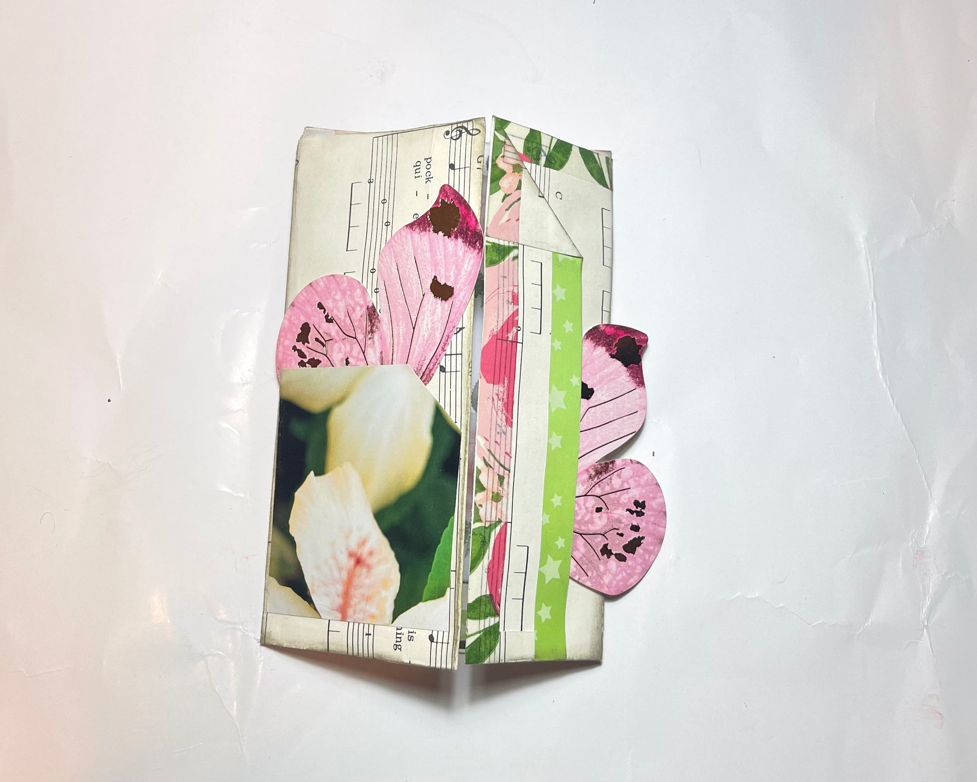 Organize your notes and ideas in style.
Ample space for your writing needs while keeping everything secure. Made with high-quality materials and beautiful floral priJournal PacketsJournal PacketsFlowers Print Tri-Fold Folio