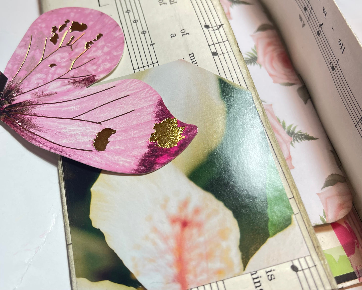 Organize your notes and ideas in style.
Ample space for your writing needs while keeping everything secure. Made with high-quality materials and beautiful floral priJournal PacketsJournal PacketsFlowers Print Tri-Fold Folio